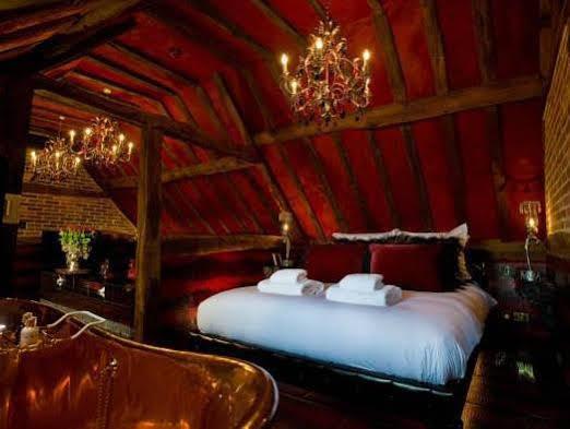 Crazy Bear Beaconsfield Hotell Eksteriør bilde The bedroom