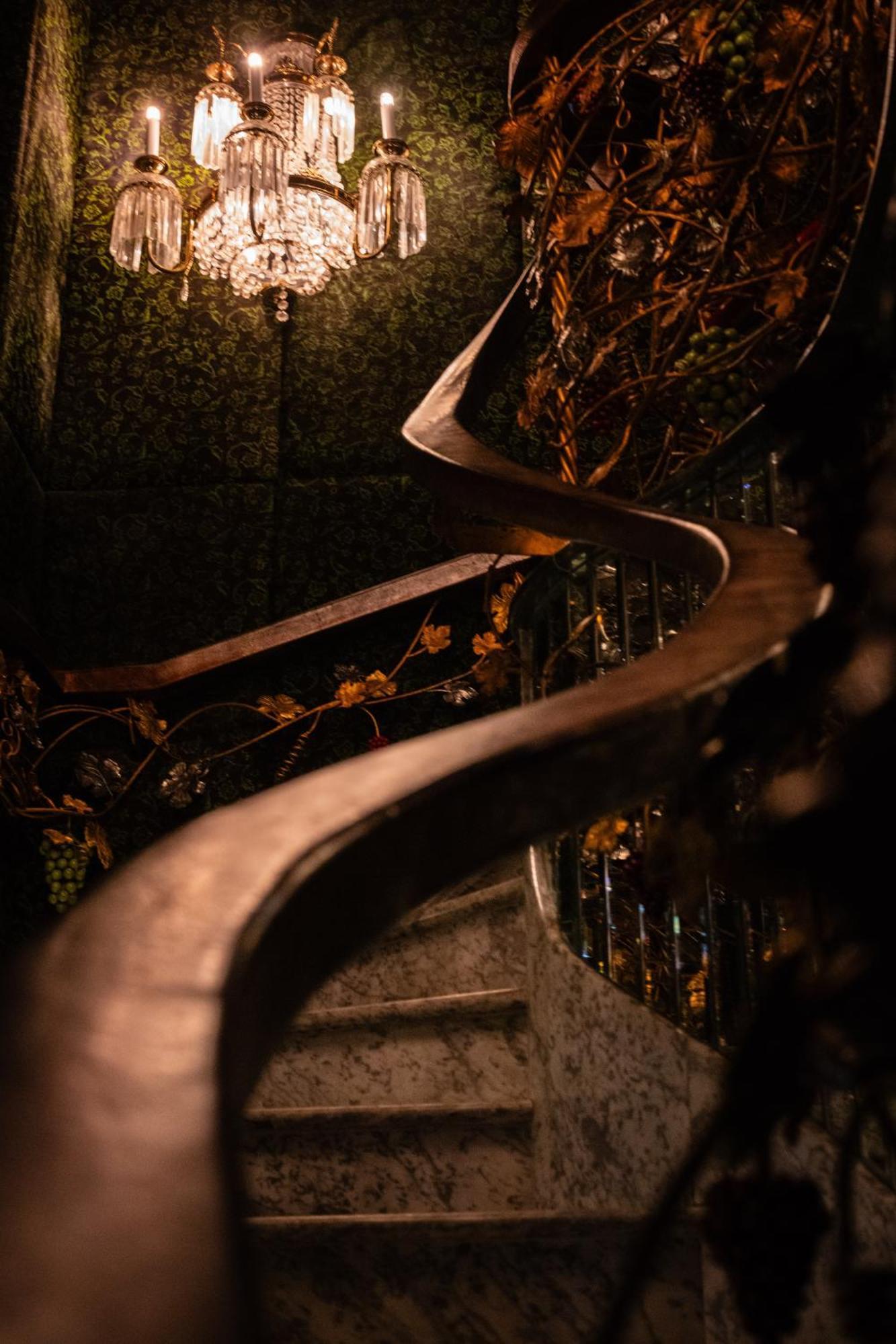 Crazy Bear Beaconsfield Hotell Eksteriør bilde The spiral staircase