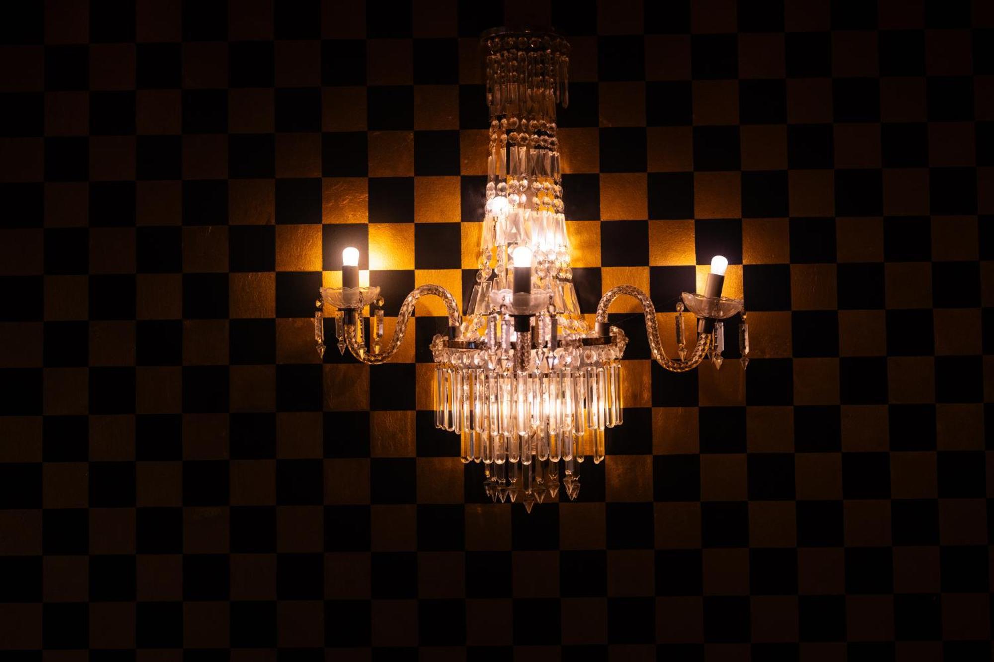 Crazy Bear Beaconsfield Hotell Eksteriør bilde A wall-mounted chandelier