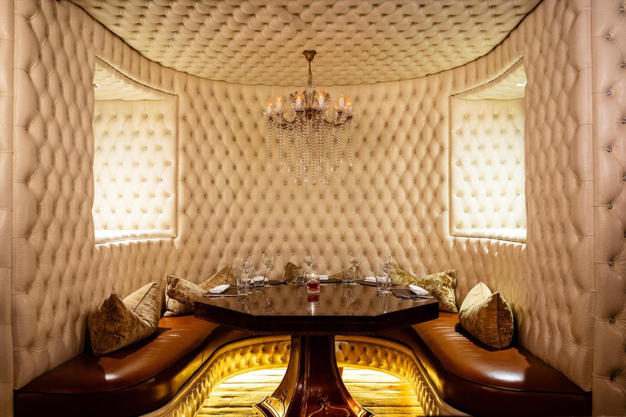 Crazy Bear Beaconsfield Hotell Eksteriør bilde The interior of the restaurant