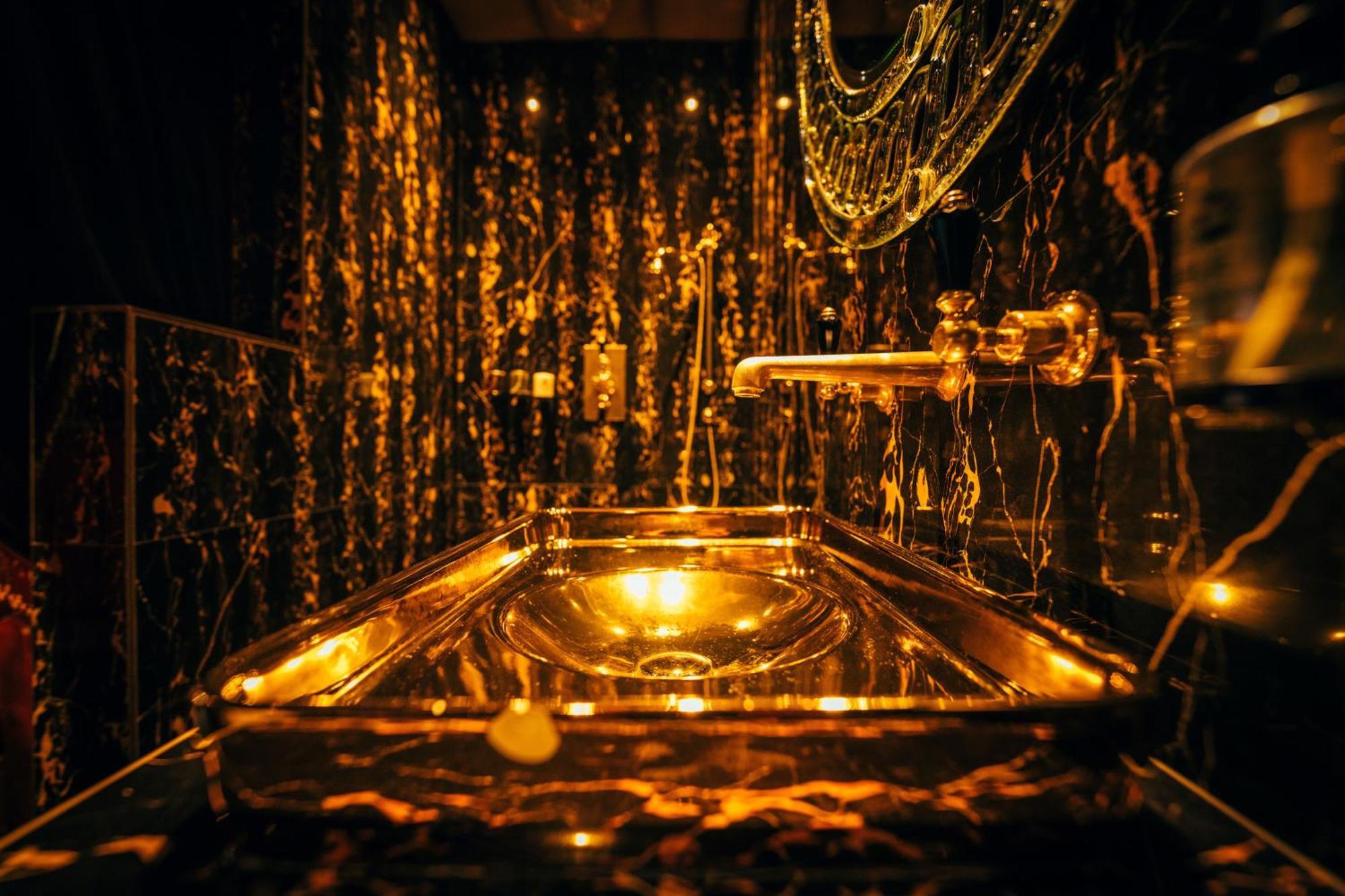 Crazy Bear Beaconsfield Hotell Eksteriør bilde The Golden Hall