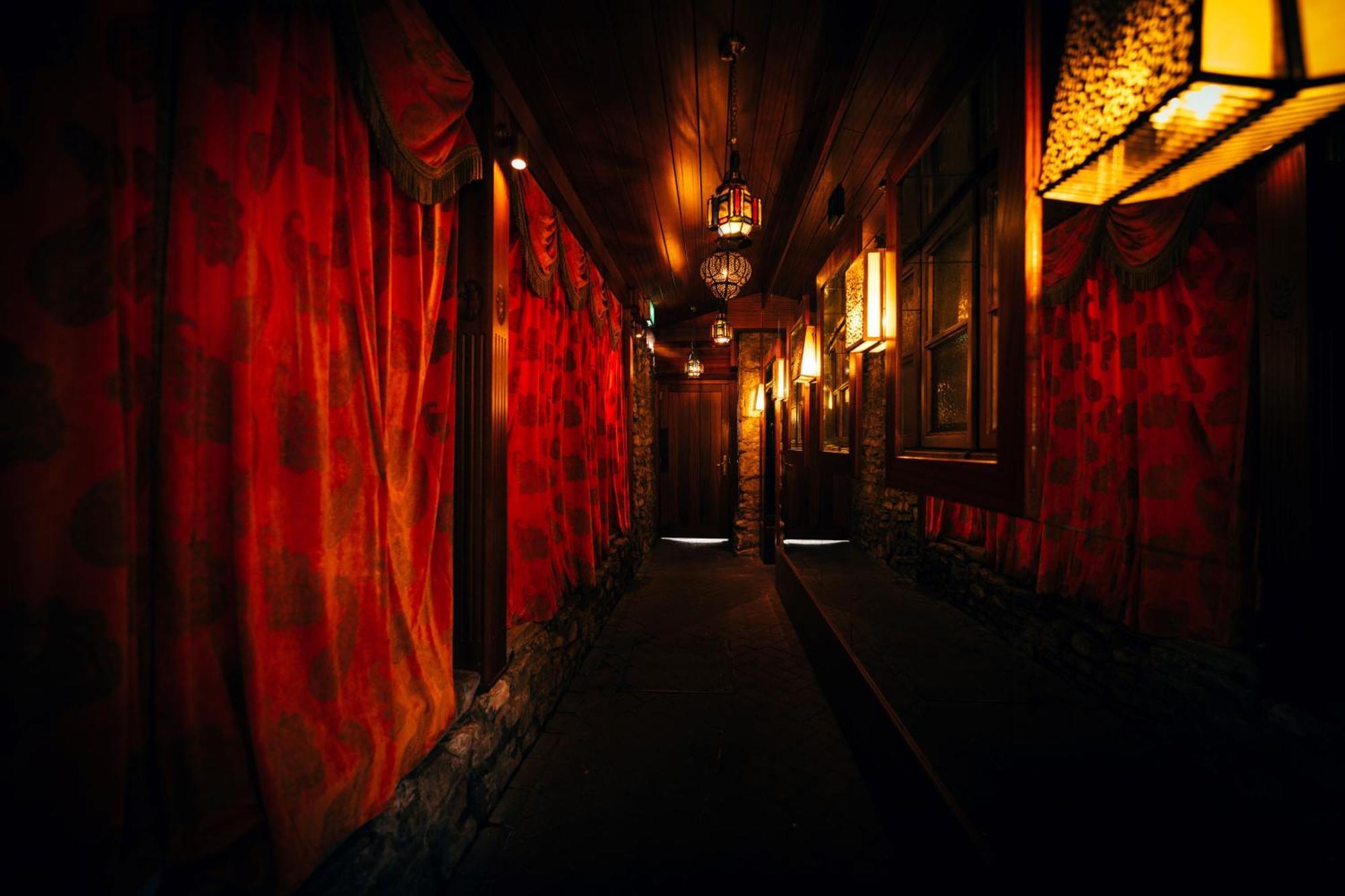 Crazy Bear Beaconsfield Hotell Eksteriør bilde The interior of a traditional Japanese bathhouse