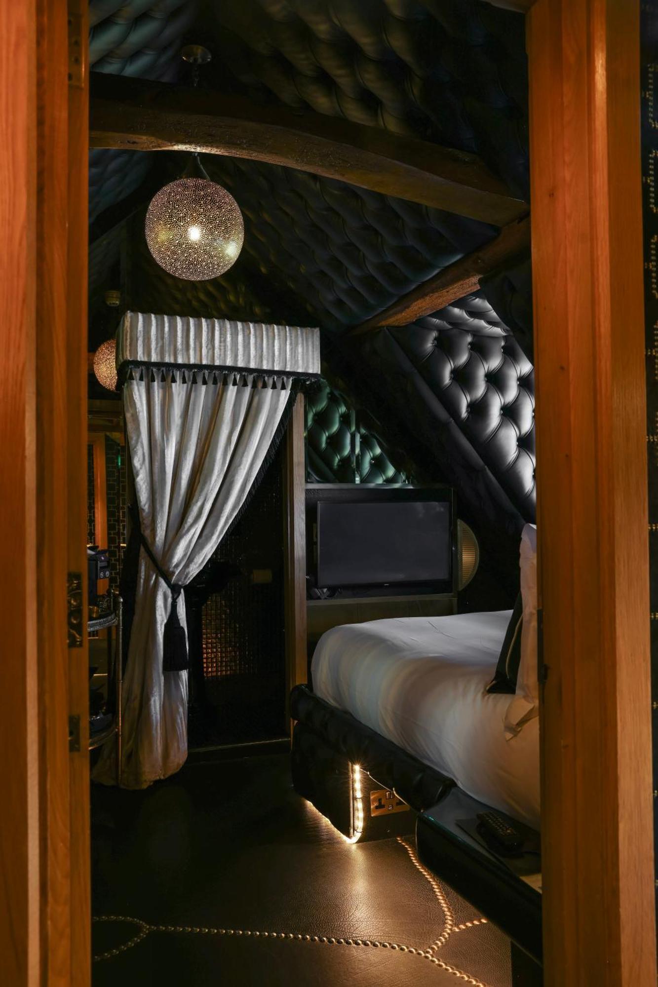 Crazy Bear Beaconsfield Hotell Eksteriør bilde