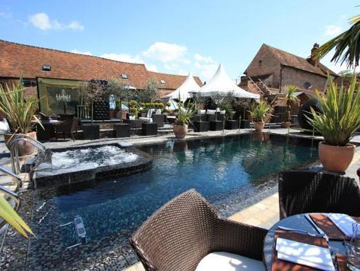 Crazy Bear Beaconsfield Hotell Eksteriør bilde The pool at The Old Mill