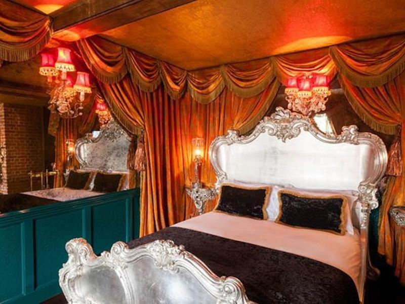 Crazy Bear Beaconsfield Hotell Eksteriør bilde The interior of a suite at the Gilt Hotel