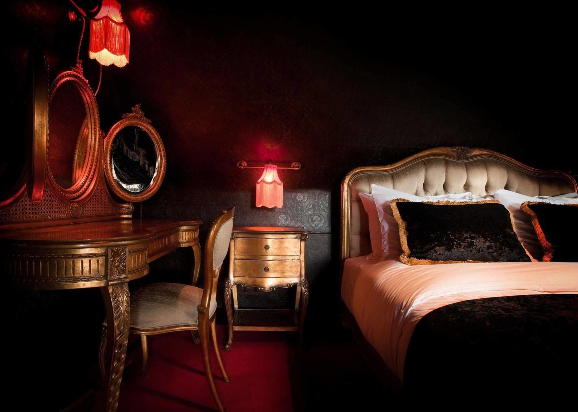Crazy Bear Beaconsfield Hotell Eksteriør bilde The interior of the suite
