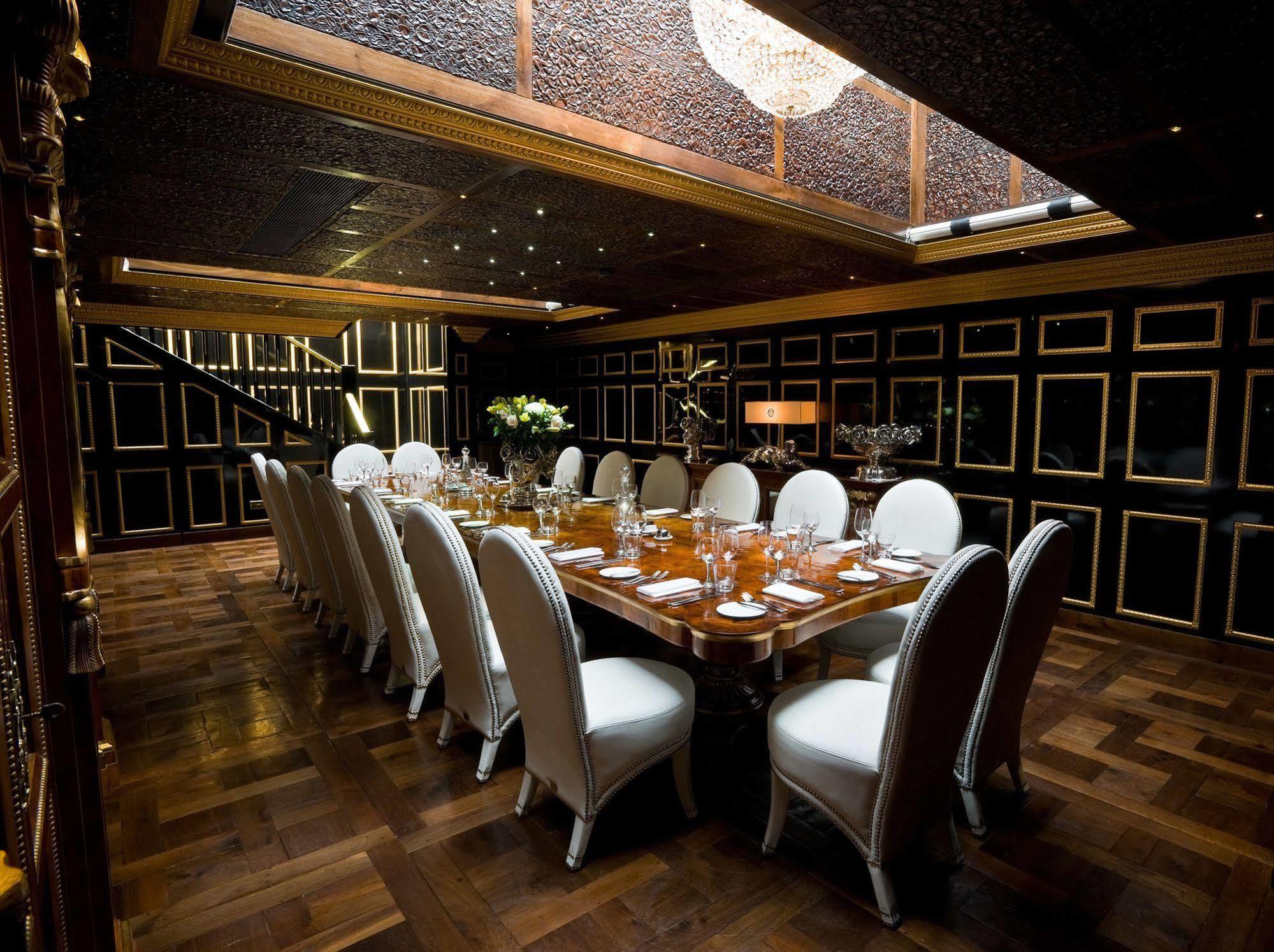 Crazy Bear Beaconsfield Hotell Eksteriør bilde The interior of the restaurant